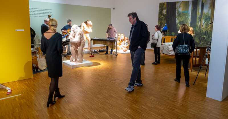 Besucher:innen schauen sich die aktuelle Ausstellung im Kunstverein Talstraße an