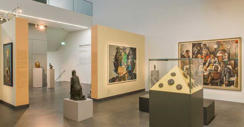 Ansicht der Ausstellung „Wege der Moderne. Kunst in der SBZ/DDR 1945–1990“ im Kunstmuseum Moritzburg Halle (Saale)